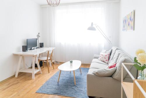 Tartu JaamPrivate apartment with a great view over Toomemägi的带沙发、桌子和书桌的客厅