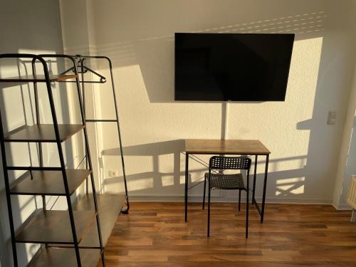 TV a/nebo společenská místnost v ubytování Komfortables Apartment, Ihr Zuhause auf Zeit mit 3 Schlafzimmern, 2 Balkonen, Netflix & 24h Check-In