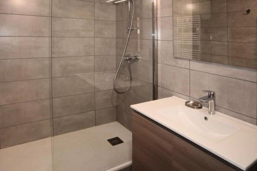 une salle de bain avec douche et lavabo dans l'établissement Résidence Le Belvedere - APPARTEMENT N° 706 LE BELVEDERE MAE-4054, aux Orres