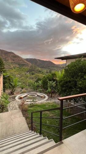 a view of a winding road with mountains in the background at Casa Tinta & hierro in Naranjo