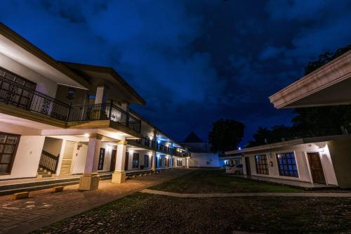 a row of buildings at night at InHouse Select Hacienda Tres Rios Hotel Culiacán in Culiacán