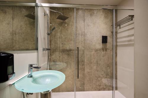a bathroom with a sink and a shower at Mercaderes 9 by Clabao in Pamplona