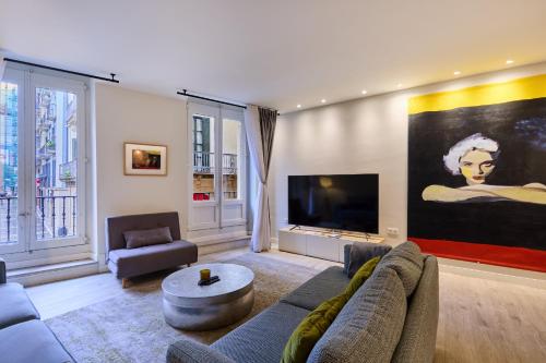 a living room with a couch and a tv at Mercaderes 9 by Clabao in Pamplona