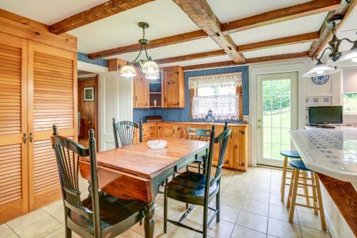Cuisine ou kitchenette dans l'établissement Cozy Vacation Rental Home Near Lake Winnipesaukee!