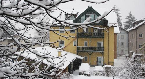 Riedz Apartments Innsbruck- Zentrales Apartmenthaus mit grüner Oase v zimě