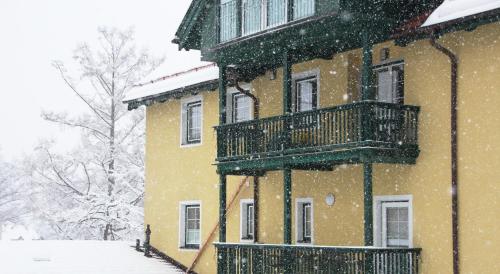 Riedz Apartments Innsbruck- Zentrales Apartmenthaus mit grüner Oase v zimě