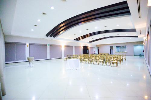 a large room with chairs and tables in it at InHouse Select Hacienda Tres Rios Hotel Culiacán in Culiacán