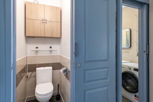 une salle de bain avec des toilettes, un lavabo et une porte dans l'établissement Beach Front Studio - Western Cannes, à Cannes