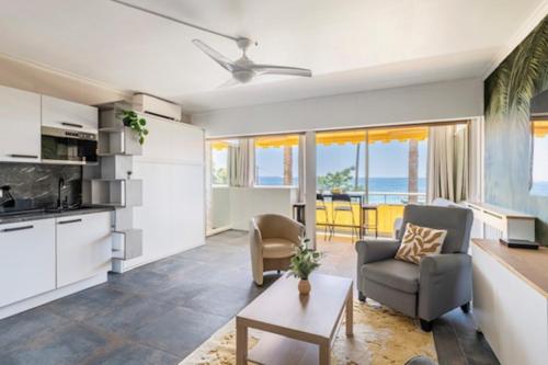 une cuisine et un salon avec vue sur l'océan dans l'établissement Beach Front Studio - Western Cannes, à Cannes