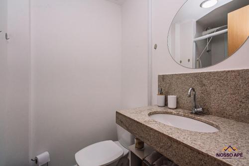 une salle de bain avec un lavabo, des toilettes et un miroir dans l'établissement Nosso Apê 915: Ar-Cond | Acad.| Piscina - NA0904, à Juiz de Fora