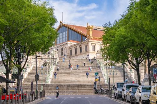 un groupe de personnes marchant sur les escaliers devant un bâtiment dans l'établissement Le Rooftop Saint Charles parking privé, à Marseille