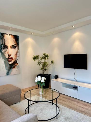 TV a/nebo společenská místnost v ubytování Ruby Modern Central Apartment
