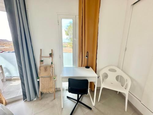 Candy Pop - AC, High speed internet ,Desk with natural light, Pool and two Terraces