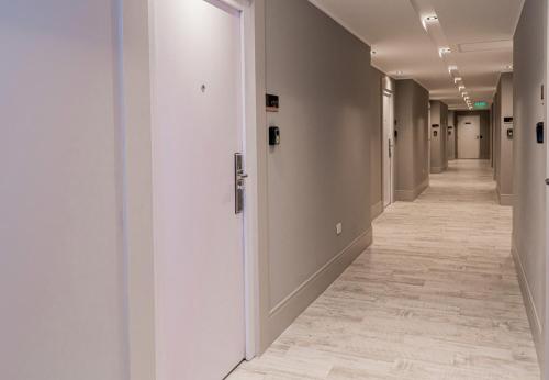 a corridor of an office building with a long hallway at RentUp Suites Salta in Salta