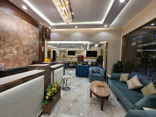 TV a/nebo společenská místnost v ubytování Ajyal Al Madina Hotel 3