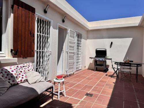 un salon avec un canapé et une table dans l'établissement On the beach, à Valras-Plage