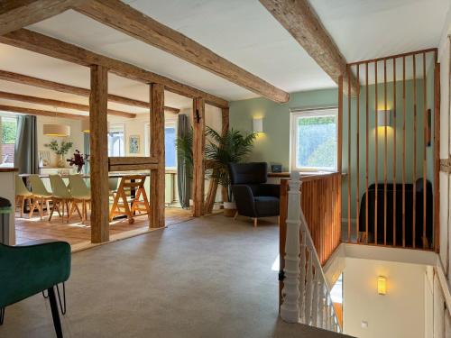 - un salon et une salle à manger avec des poutres apparentes dans l'établissement Haus Ludwig - Saniertes Fachwerkhaus im Harz - 12 Personen, à Thale
