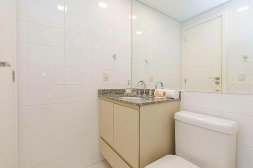 a white bathroom with a sink and a toilet at Viva nas Alturas 2 Quartos com Vaga - UNI2707 in Curitiba