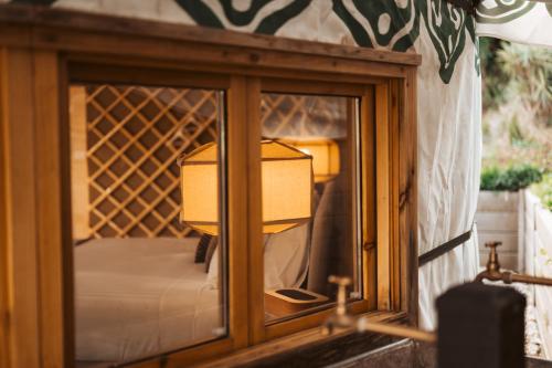 Katil atau katil-katil dalam bilik di Mongolian Crafted Yurt with Private Spa and Spectacular Views