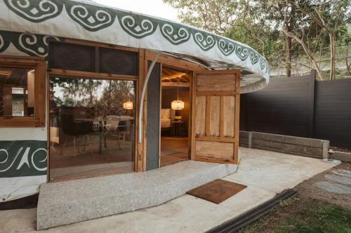 Gambar di galeri bagi Mongolian Crafted Yurt with Private Spa and Spectacular Views di Warburton