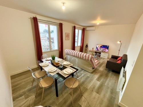 un salon avec une table et un canapé dans l'établissement Le Corail, Appartement Confort, Centre-ville, à La Tremblade