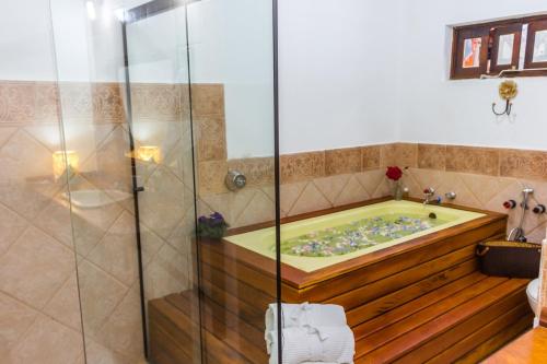 Bilik mandi di Pousada Paraíso dos Anjos