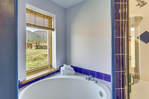 Bilik mandi di 10 Mi to Taos Ski Valley Mtn-View Duplex with Deck!