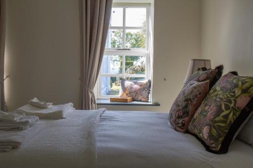 Postel nebo postele na pokoji v ubytování Hill House Cashel