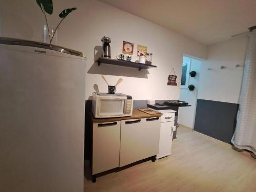 a small kitchen with a microwave on a counter at Flat 776 Cinelândia LAPA VLT Metrô Aeroporto Centro Rio in Rio de Janeiro