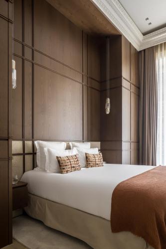 une chambre avec un grand lit blanc avec deux oreillers dans l'établissement HIGHSTAY - Luxury Serviced Apartments - Louvre, à Paris