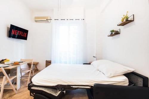 une chambre avec un lit, une table et une fenêtre dans l'établissement - - Superbe Studio avec Balcon - Nice Centre - -, à Nice