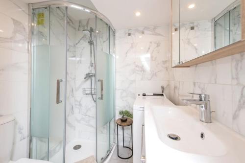 une salle de bain avec douche et lavabo dans l'établissement - - Superbe Studio avec Balcon - Nice Centre - -, à Nice