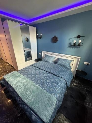 une chambre avec un lit avec un plafond violet dans l'établissement Lovers' Studio, à Bagnolet