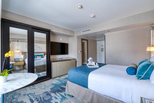 a hotel room with a bed and a television at Hotel Nikko San Francisco in San Francisco