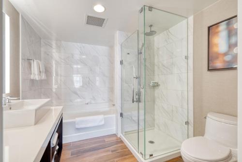 a bathroom with a shower and a toilet and a sink at Hotel Nikko San Francisco in San Francisco