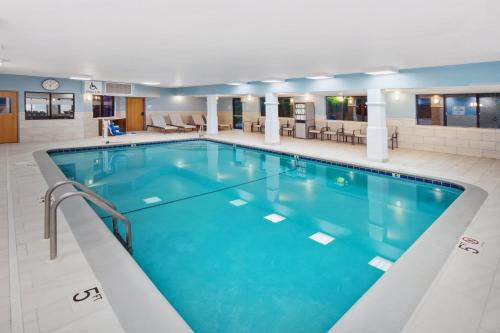 Πισίνα στο ή κοντά στο Holiday Inn Express Fremont by IHG