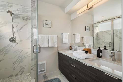 Ένα μπάνιο στο Modern Townhome with Space Needle View