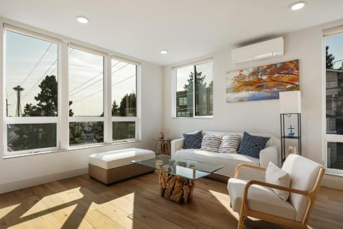 Χώρος καθιστικού στο Modern Townhome with Space Needle View