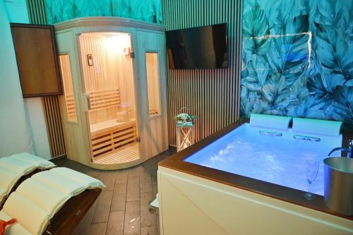 パレルモにあるCala Sikula Suite &SPAのバスルーム(大型バスタブ、シャワー付)