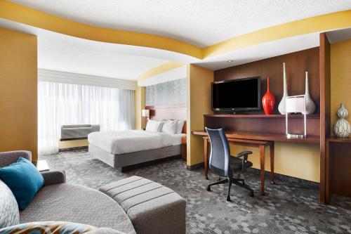 um quarto de hotel com uma cama e uma secretária em Courtyard by Marriott Newark Downtown em Newark