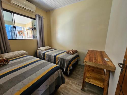 En eller flere senge i et værelse på Acomodação Ji-Paraná próximo a Havan