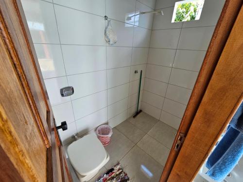 Et badeværelse på Acomodação Ji-Paraná próximo a Havan