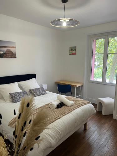 En eller flere senge i et værelse på Relais de commerce