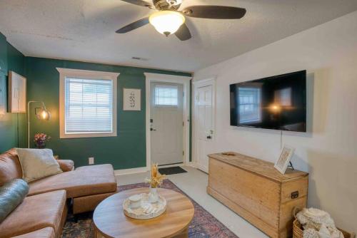 a living room with a couch and a tv at Castle Steet Retreat - The Rustic Whiskey in Wilmington