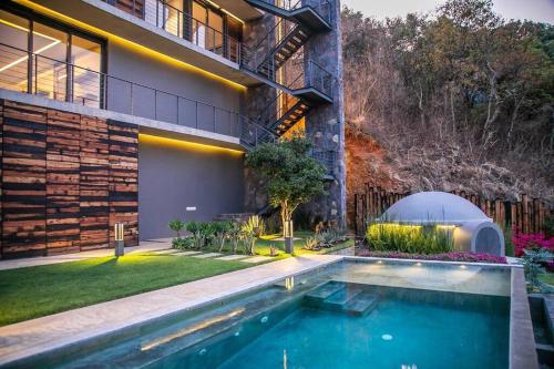 a house with a swimming pool in the yard at Espectacular casa con hermosa vista al lago - El Santuario Resort in Colorines