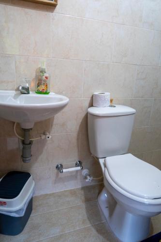 Ванная комната в Habitaciones Finca en San Rafael Frente al charco la Cristalina con vista a las montañas