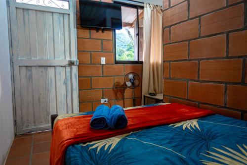 Кровать или кровати в номере Habitaciones Finca en San Rafael Frente al charco la Cristalina con vista a las montañas