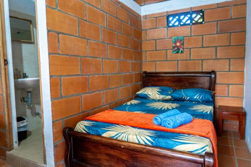 Кровать или кровати в номере Habitaciones Finca en San Rafael Frente al charco la Cristalina con vista a las montañas