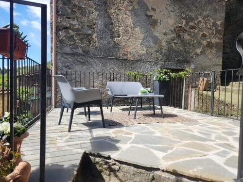 Μπαλκόνι ή βεράντα στο Casa dell 'Vista Gorgeous Remodeled Stone Country House in Rural Northern Tuscany