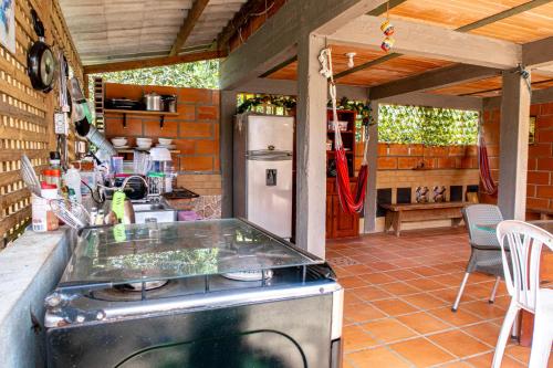 Кухня или мини-кухня в Habitaciones Finca en San Rafael Frente al charco la Cristalina con vista a las montañas
